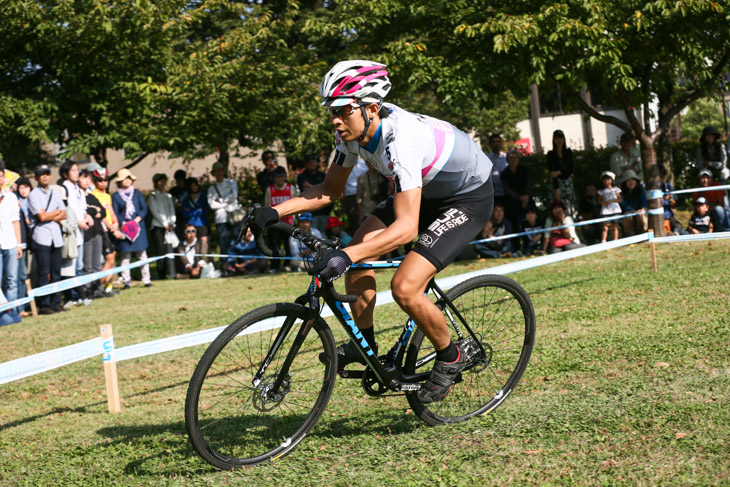 スタートと同時に飛び出した合田正之(cycleclub3UP)