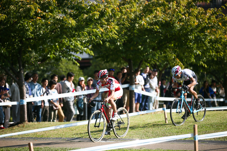 合田正之（cycleclub3UP）を抜いて先頭に立つ小坂光（宇都宮ブリッツェンシクロクロスチーム）