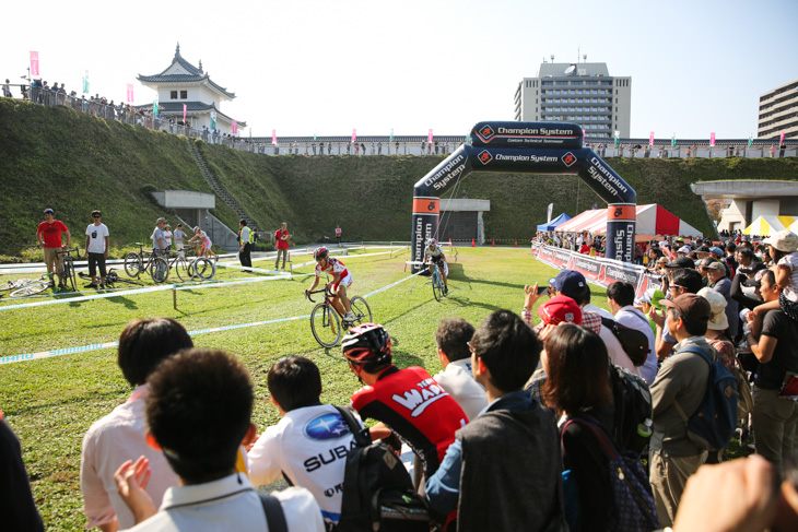 先頭で最終周回に入る小坂光(宇都宮ブリッツェンシクロクロスチーム)