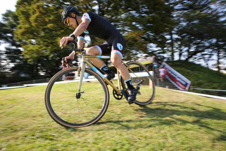 3番手を走る濱由嵩（SPEEDVAGEN CYCLOCROSS TEAM）