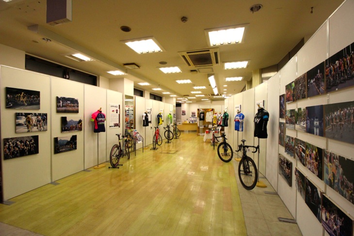 ジャパンカップミュージアム内部。写真とチームバイク、ジャージなどが展示される