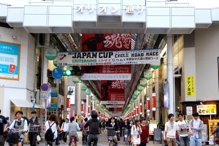 オリオン通りはジャパンカップの装飾で赤く染まっている