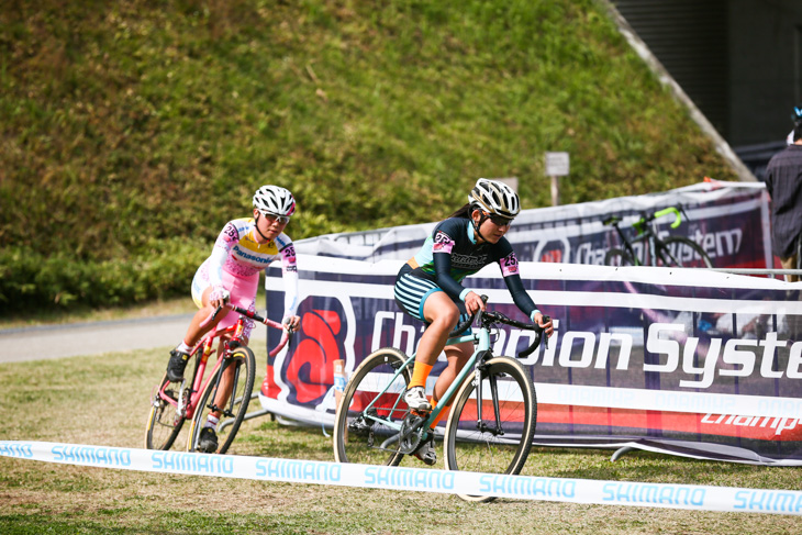 カテゴリーL1 先頭争いを繰り広げる今井美穂(CycleClub.jp)
