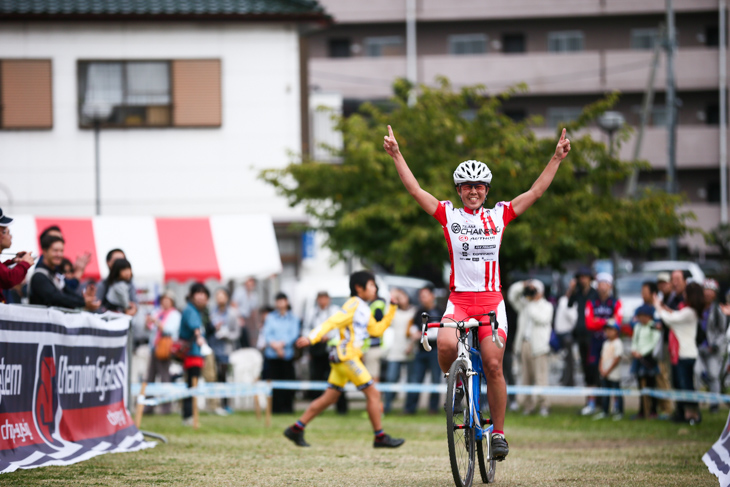 カテゴリーL1 先頭でフィニッシュする宮内佐季子(Team CHAINRING)