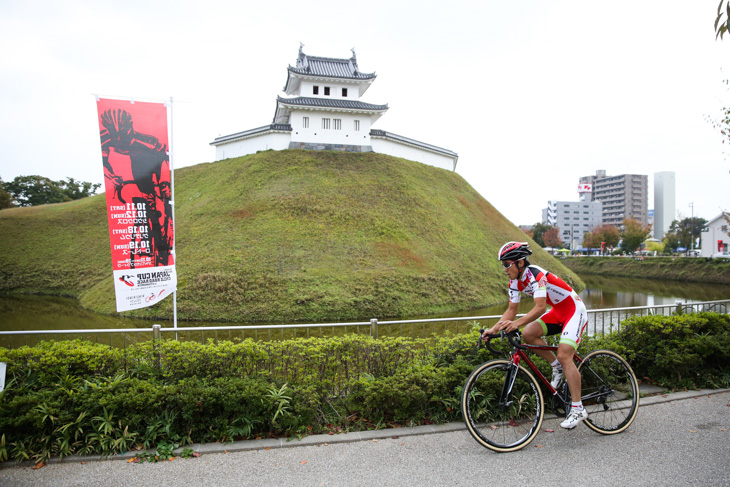 カテゴリー1 宇都宮城址公園の外周路を行く小坂光(宇都宮ブリッツェンシクロクロスチーム)