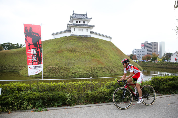 カテゴリー1　宇都宮城址公園の外周路を行く小坂光（宇都宮ブリッツェンシクロクロスチーム）