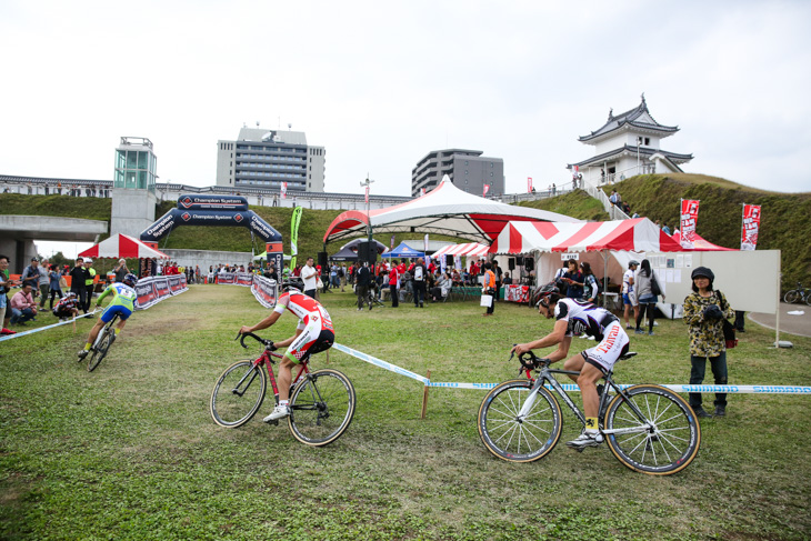 カテゴリー1 先頭パックを形成する丸山厚(BOMA RACING)ら