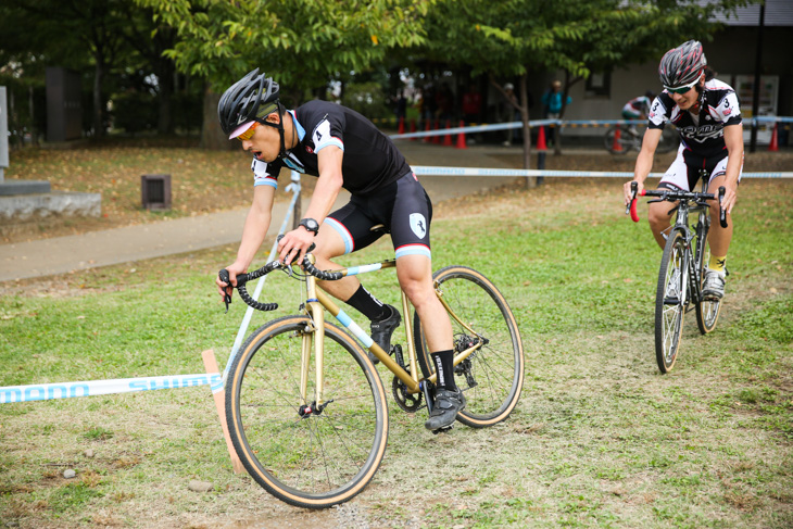 カテゴリー1 4位争いを繰り広げる濱由嵩(SPEEDVAGEN CYCLOCROSS TEAM)と丸山厚(BOMA RACING)
