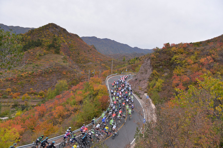 北京北部に広がる秋色の山岳地帯を行く