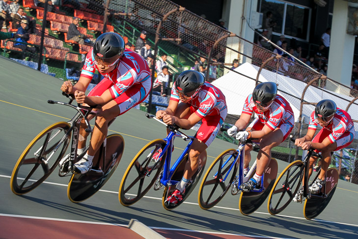 4kmチームパーシュート　1位の岐阜県（相馬、矢野、橋本、渡邊）4分22秒437　大会新