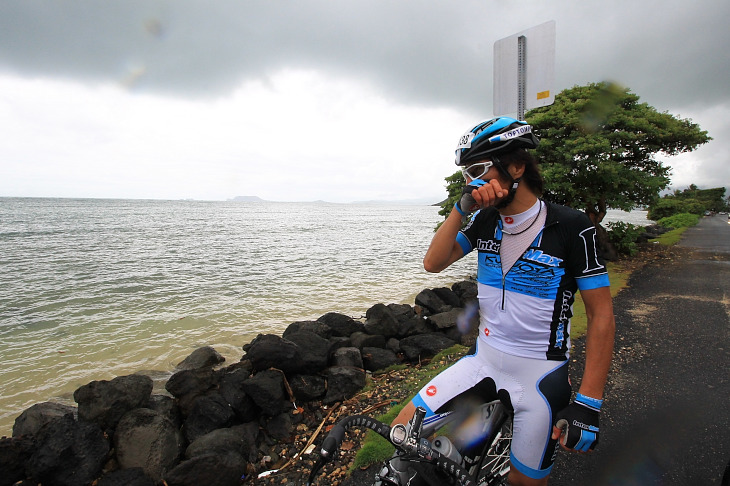 少し前は天気が悪く、海も黒かったのですが、走っていると少し晴れ間が出てきました。