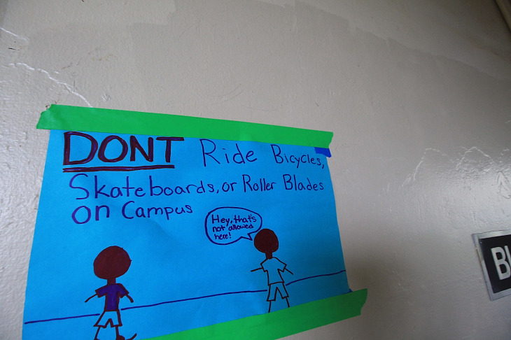 エイドとなった学校はいつもはキャンパスで自転車は禁止。