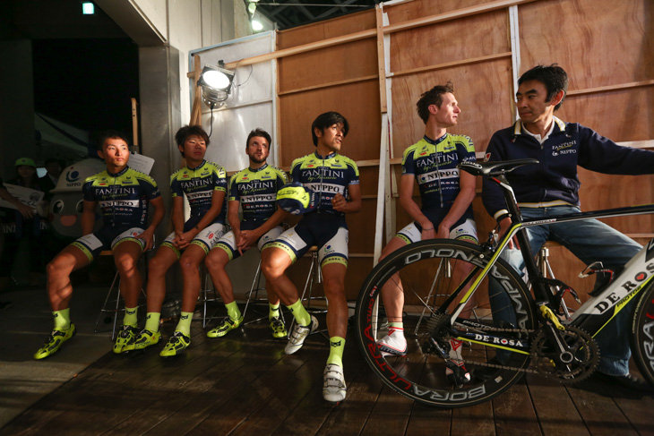 出番を待つ宮澤崇史(ヴィーニファンティーニNIPPO)ら