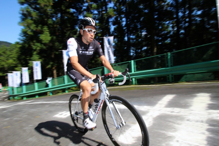 古賀志林道の上りを集中して登る別府史之(トレックファクトリーレーシング)