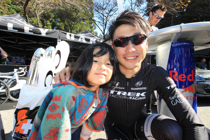 子供からも大人気の別府史之(トレックファクトリーレーシング)