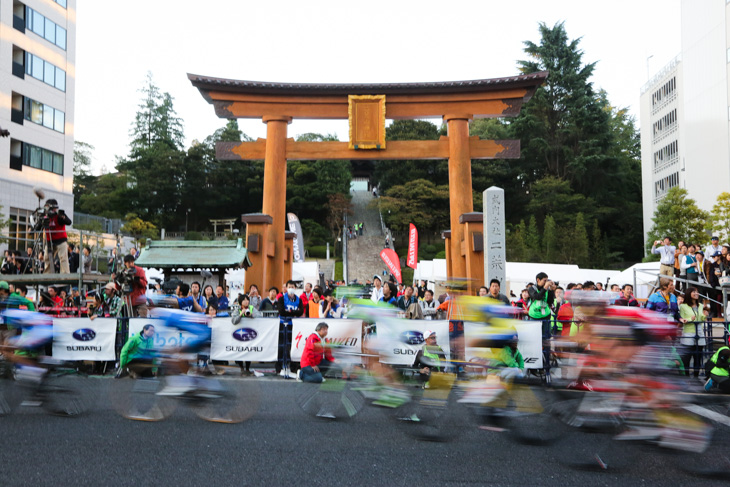 二荒山神社の鳥居前を通過する