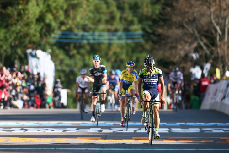 アイゼルらに拍手されてフィニッシュする宮澤崇史(ヴィーニファンティーニNIPPO)