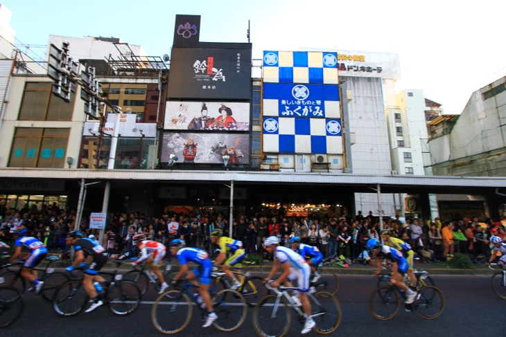 日本の商店街を前にワールドクラスの選手たちが駆け抜ける