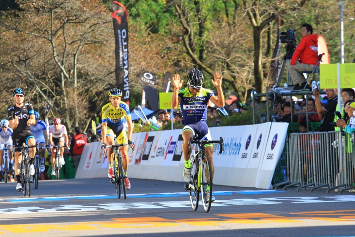 引退を決めたカルステン・クローン(ティンコフ・サクソ)と宮澤崇史(ヴィーニファンティーニNIPPO)を前に出し、花道をつくって送るベルンハルト・アイゼル(チームスカイ)