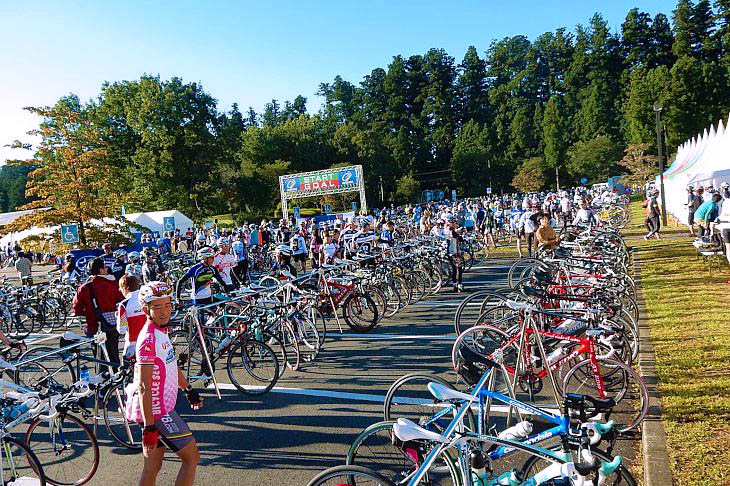 早朝のスタート会場”日光だいや川公園”には大勢の参加者さんが詰めかけました。