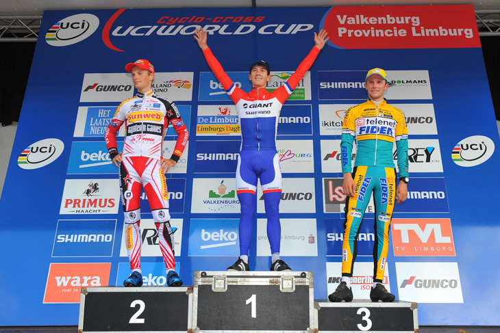 表彰台の真ん中に立つラルス・ファンデルハール(オランダ、ジャイアント・シマノ)