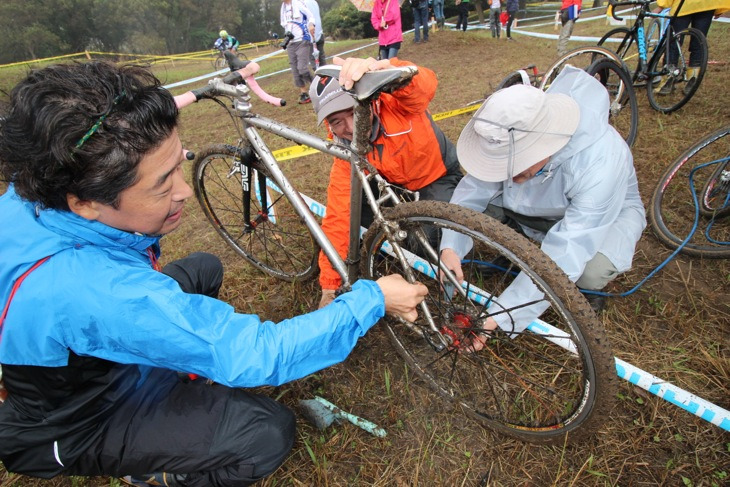 こちらはホース持参で準備万端のよう。ここもレースに影響する?