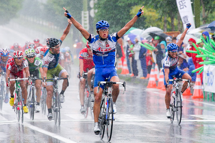 2008年ツール・ド・北海道第2ステージ優勝の盛一大(愛三工業レーシングチーム)。西谷泰治との連携