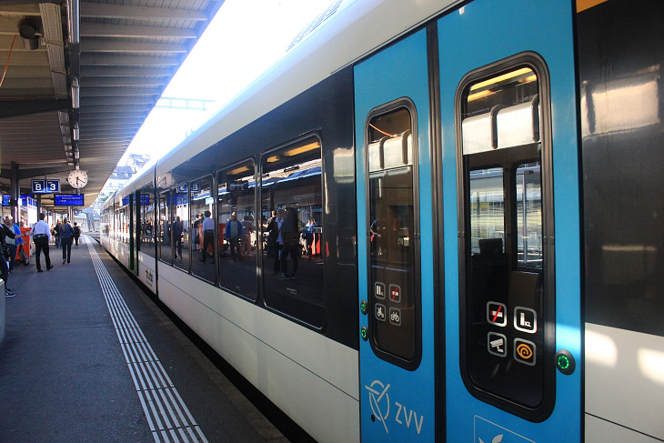 乗り換え駅での1枚。田舎街でも近代的な車両が走っている