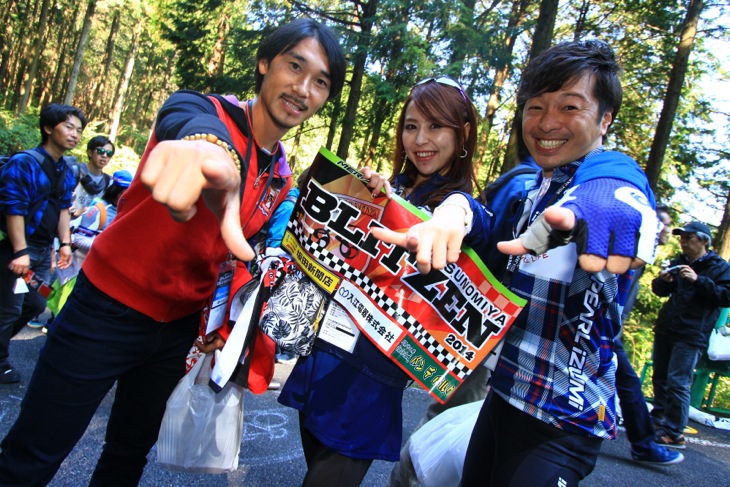 Ride On!(by栃木テレビ)のポーズを取る廣瀬佳正さんら出演者3人