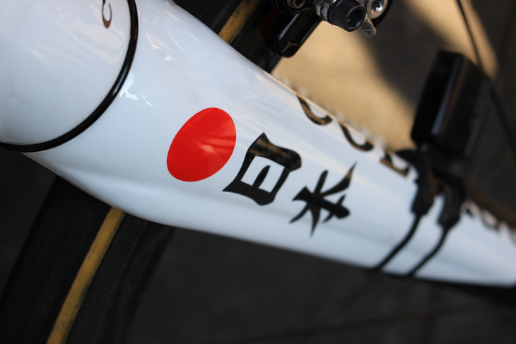 フォークブレードに描かれた日の丸と「日本」の文字
