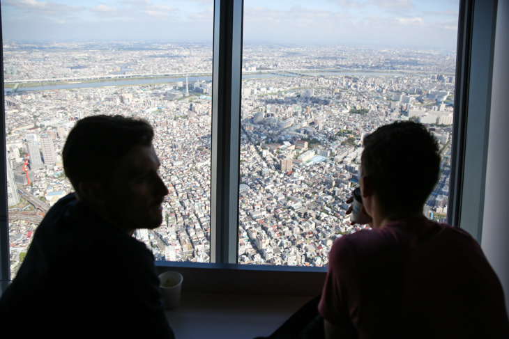 東京の街を見下ろしながらカフェブレイク