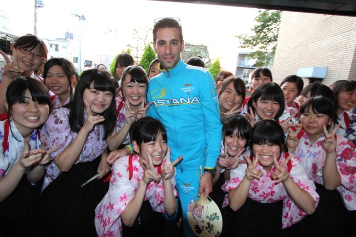 ツール・ド・フランスのチャンピオンと聞いて大喜びの女子学生とニーバリ