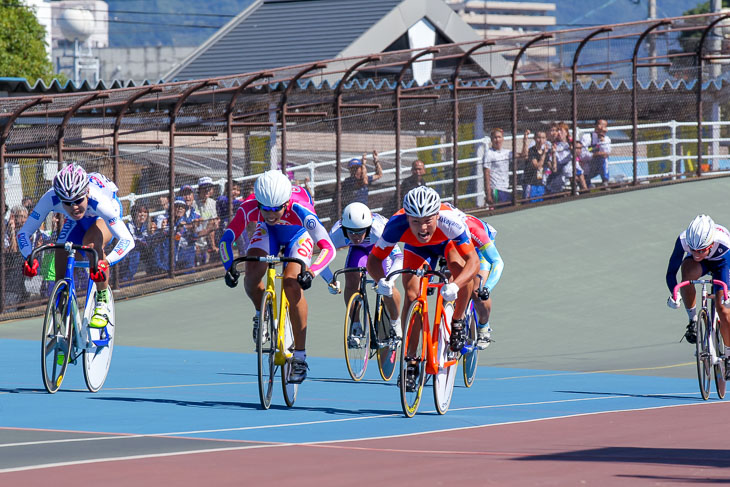 少年ケイリン決勝 横一線の勝負を阿部将大(大分・日出暘谷・日出総合高)が制する
