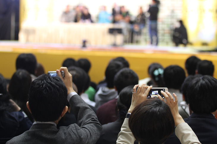 多くの参加者がカメラを構えて、あこがれのスター選手を写真に収めていた