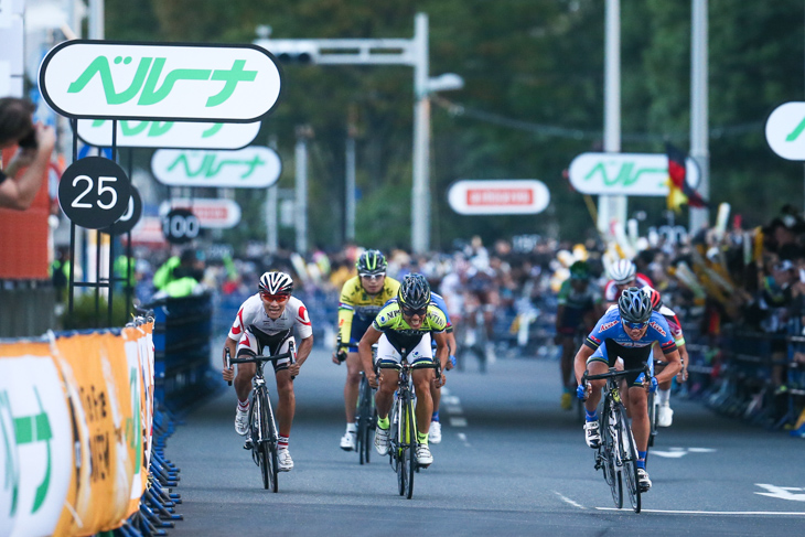 スプリントで競り合う清水都貴（ブリヂストンアンカー）、宮澤崇史（ヴィーニファンティーニNIPPO）、西谷泰治（愛三工業レーシング）