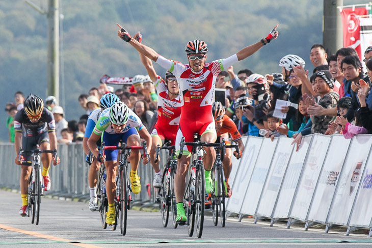 美浜クリテリウム2014、阿部嵩之が逃げ集団のスプリントを制し優勝。チームの年間タイトルを手繰り寄せる