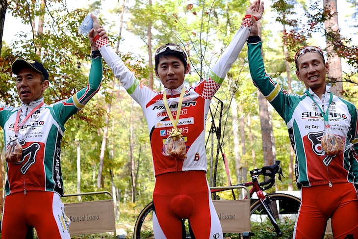 C1表彰台。左から2位小坂正則(スワコレーシングチーム)、優勝の小坂光(都宮ブリッツエンシクロクロスチーム)、3位の兼子博昭(スワコレーシングチーム)