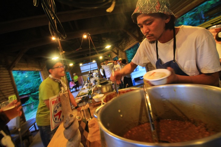 スパイスの効いたSUNDAY Spice Curryのカレー。自然の素材にこだわっている