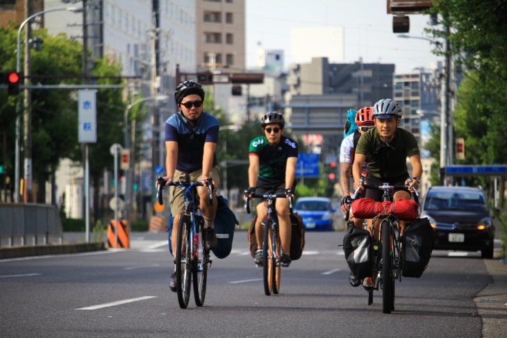 まだ早朝なのでクルマ通りも少ない名古屋市街を走り抜けていく