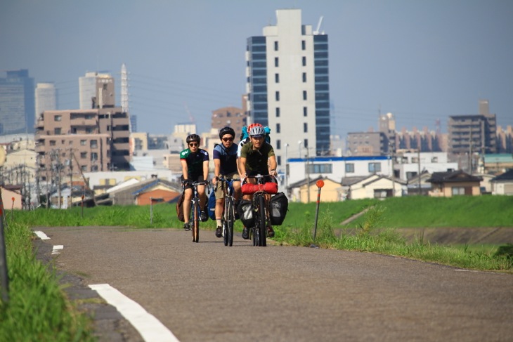矢田川沿いのサイクリングロードで郊外を目指す