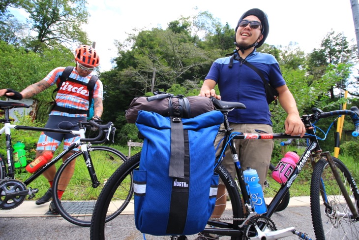 keitaさんは西海岸製のHunterのバイクにキャリアを取り付け、おしゃれなバッグを装着