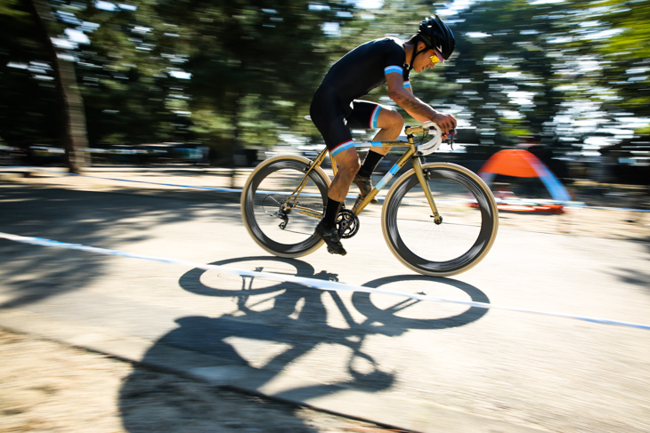 C1　舗装区間を走る濱由嵩（SPEEDVAGEN CYCLOCROSS TEAM）