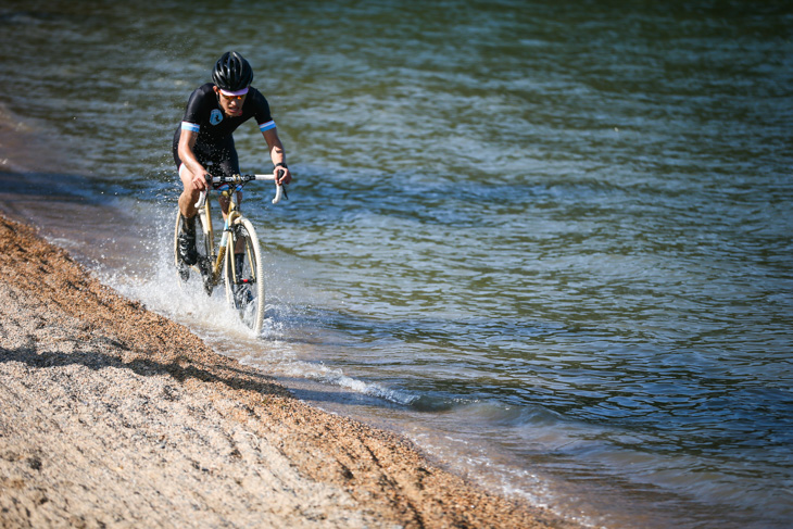 C1　ほぼ全て乗車で砂浜セクションをクリアする濱由嵩（SPEEDVAGEN CYCLOCROSS TEAM）