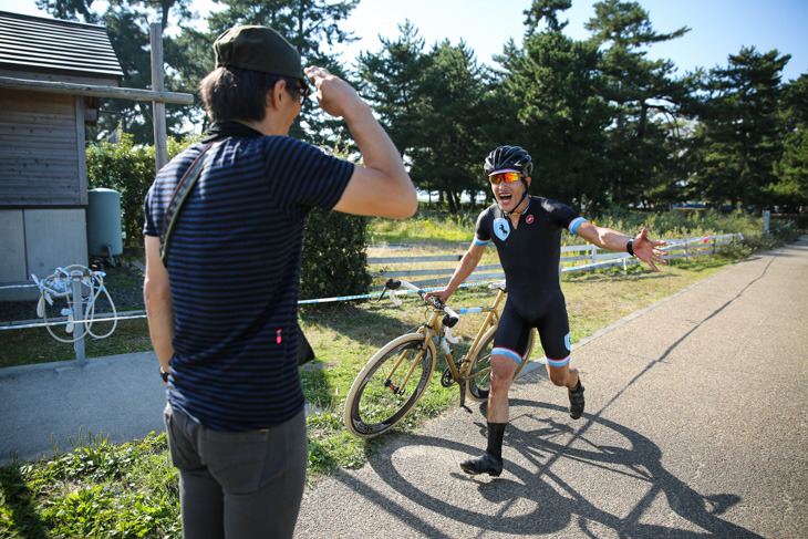 C1　チームスタッフに駆け寄る濱由嵩（SPEEDVAGEN CYCLOCROSS TEAM）