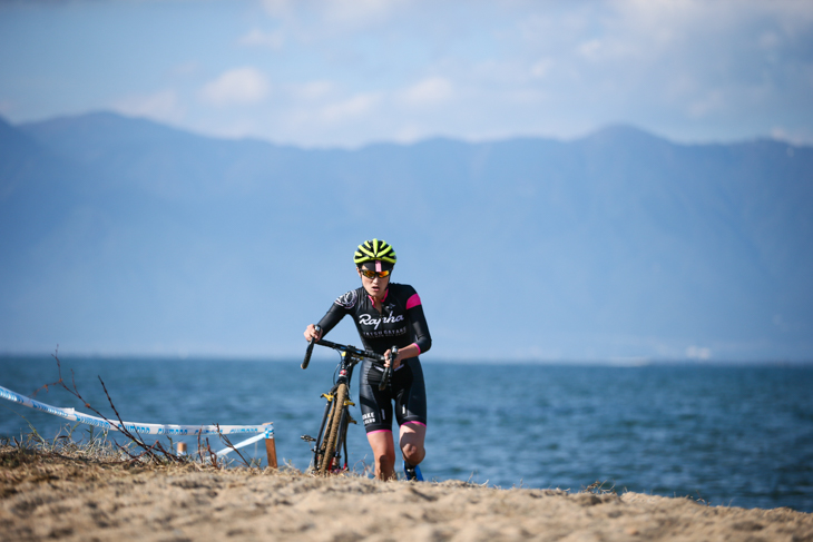 CL1 2番手で砂浜セクションをクリアする淵上千春子(八ヶ岳CYCLOCROSS CLUB)