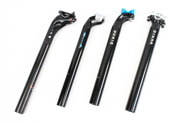 30mmクランプに対応するワンバイエスとディズナのシートポスト(左からワンバイエス カーボンマガタマ、ディズナ フォワード、アキレス、アイピボット)