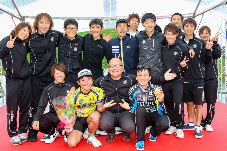 山本のツール・ド・北海道ステージ優勝を祝福して駆けつけた鹿屋OB達と共に