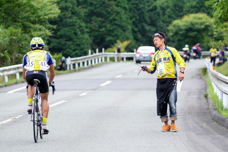 2013年の全日本ロードレース U23で徳田鍛造とタイム差や補給食の希望についてやりとりする福井