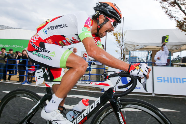 ラスト2周へ、逃げ続ける阿部嵩之(宇都宮ブリッツェン)