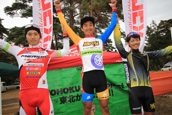 C1優勝の山本和弘(弱虫ペダルシクロクロスチーム)、2位小坂光(宇都宮ブリッツェンシクロクロスチーム)、3位前田公平